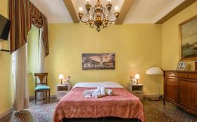 Apartment & Rooms In Lucca Center -